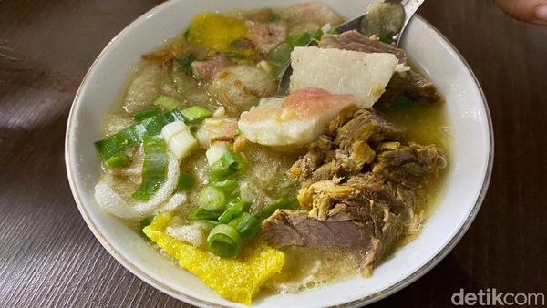 Slurp! Nikmatnya Soto Sokaraja Pakai Ketupat dan Sambal Kacang