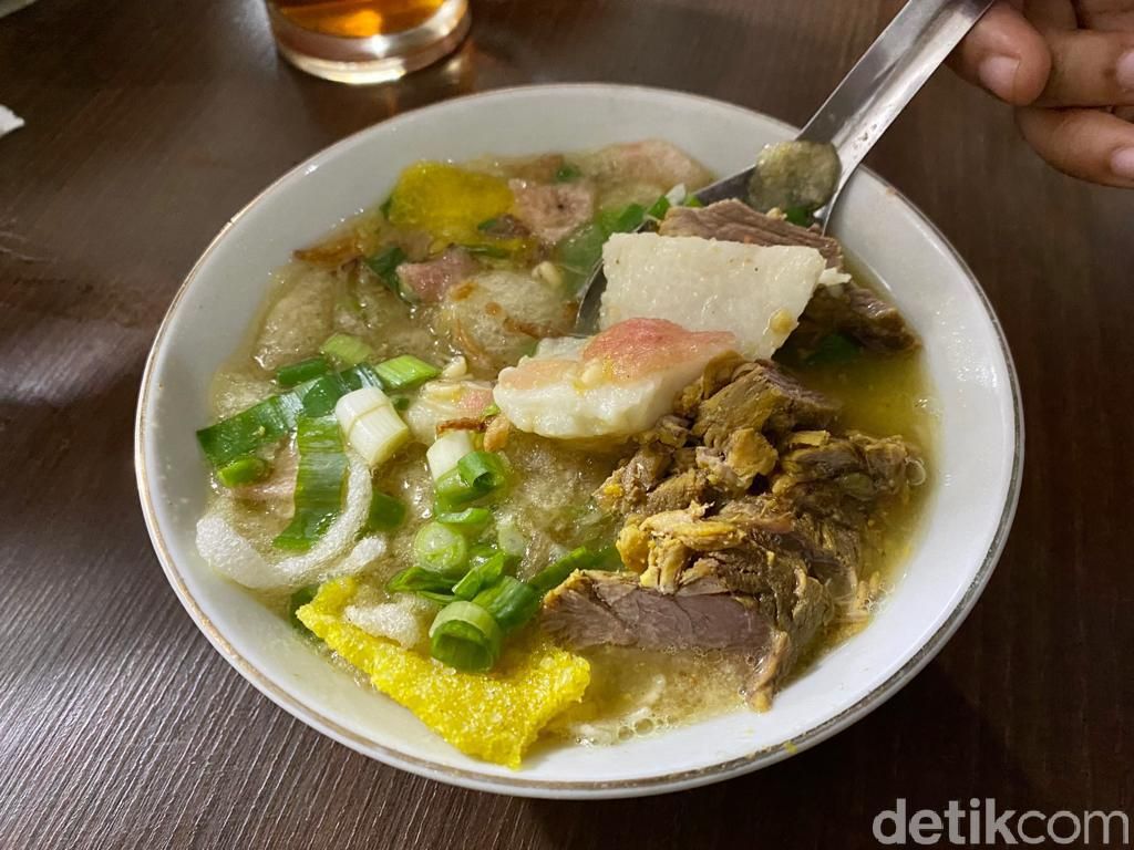 Slurp! Nikmatnya Soto Sokaraja Pakai Ketupat dan Sambal Kacang Slurp! Nikmatnya Soto Sokaraja Pakai Ketupat dan Sambal Kacang