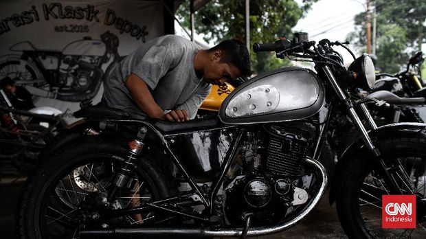 Bengkel restorasi motor di Garasi Klasik Depok, Rabu (27/10/2021). CNN Indonesia/Andry Novelino