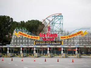 Lagi Naik Roller Coaster, Bocil Ini Dicium HP Terbang
