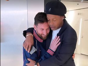 Pelukan Hangat Messi dan Ronaldinho