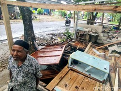 Rumah Dibongkar Satpol PP, Lansia Sukabumi Ngungsi di Emperan Toko