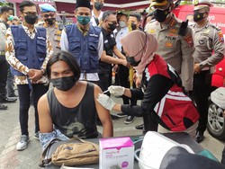 Polisi Sidoarjo Buka Posko Siaga Vaksinasi 24 Jam