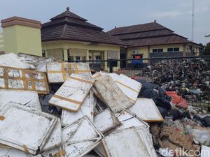 Jabar Banten Hari Ini: Kantor Kelurahan di Serang Jadi TPS-Bocah SD Diduga Dibunuh Jabar Banten Hari Ini: Kantor Kelurahan di Serang Jadi TPS-Bocah SD Diduga Dibunuh
