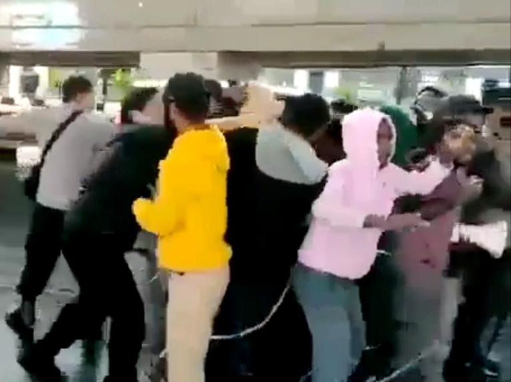 Heboh! Mahasiswa Demo Papua Merdeka di Makassar Dibubarkan Ormas Heboh! Mahasiswa Demo Papua Merdeka di Makassar Dibubarkan Ormas
