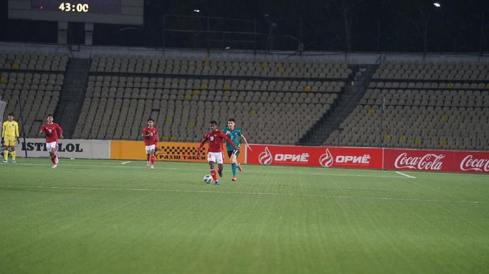Timnas Indonesia U-23 menghadapi Australia U-23 dalam Kualifikasi Piala Asia 2022 di Dushanbe, Tajikistan, 26 Oktober 2021.