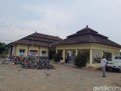 Penampakan Sampah Kiriman Tangsel Dibuang Warga Serang di Kelurahan Cilowong