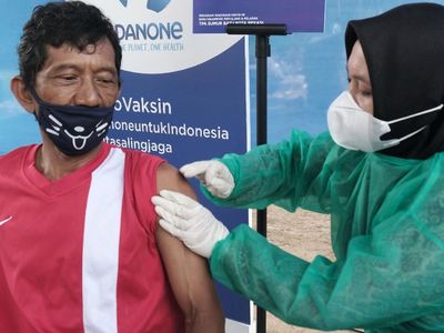 Vaksinasi untuk Pemulung dan Pengepul di TPA Sumur Batu