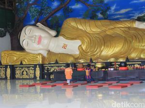 Bukan di Thailand, Patung Buddha Tidur Ini Cuma di Bogor Bukan di Thailand, Patung Buddha Tidur Ini Cuma di Bogor