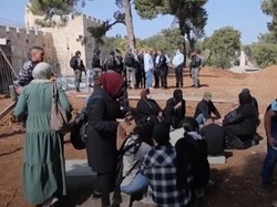 Warga Palestina Protes Israel Ratakan Situs Pemakaman Muslim