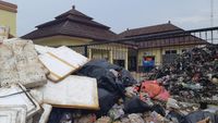 Warga Serang Buang Sampah Kiriman Tangsel ke Kantor Kecamatan-Kelurahan