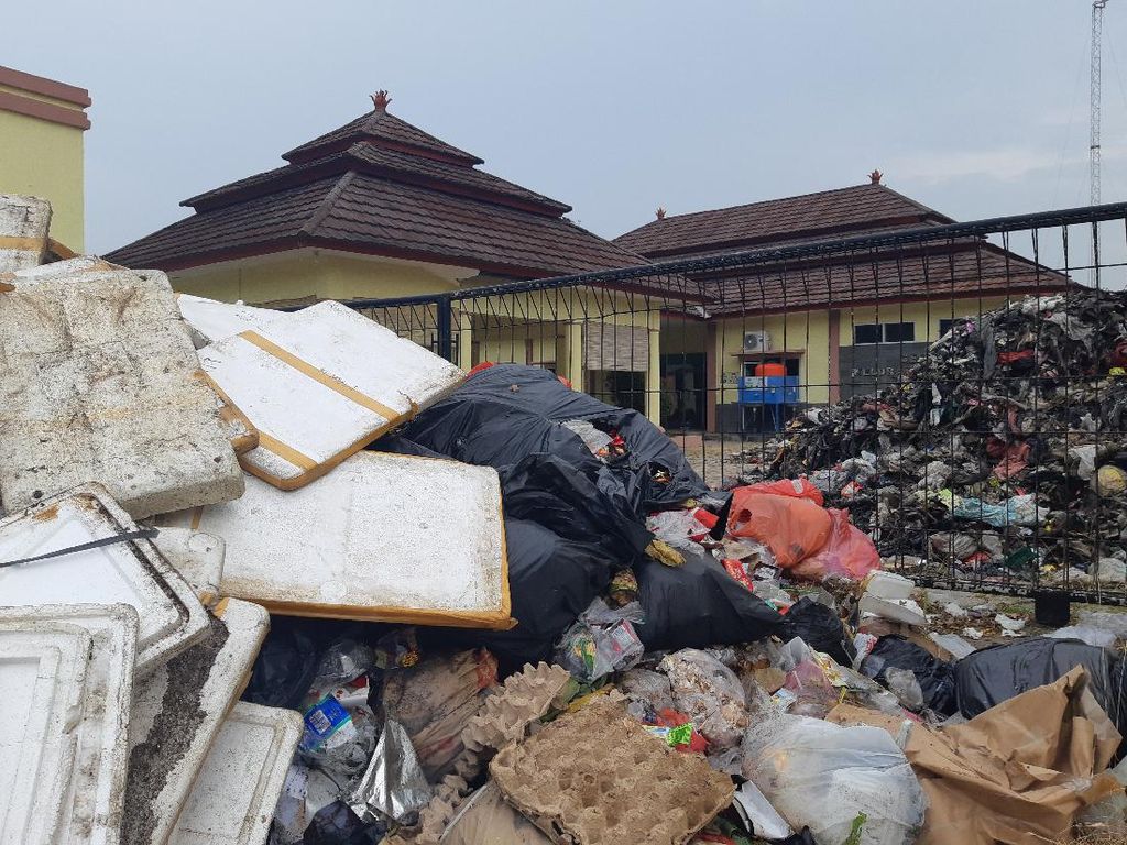 Kantor Kelurahan-Kecamatan di Serang Bau Menyengat, Tumpukan Sampah Belum Diangkut