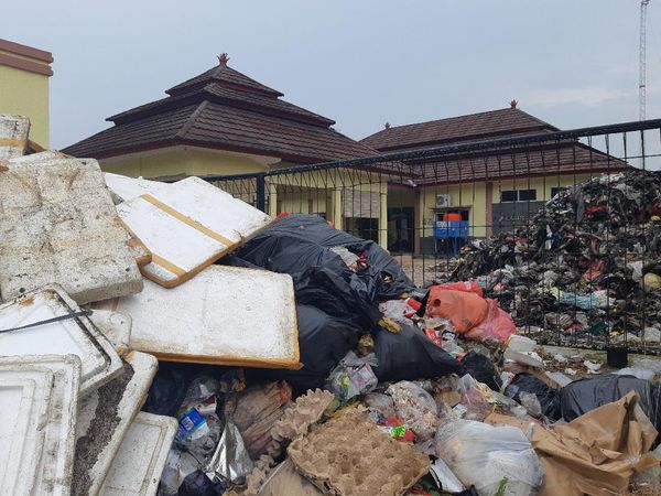 Warga Serang Buang Sampah Kiriman Tangsel ke Kantor Kecamatan-Kelurahan