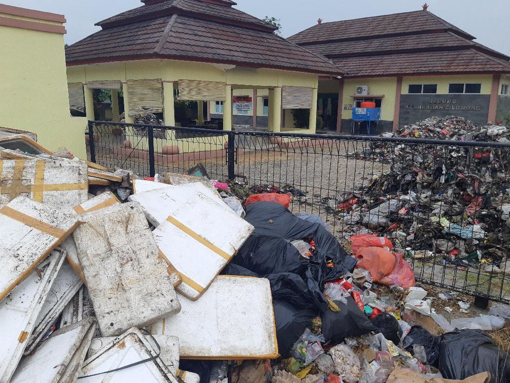 Kantor Penuh Sampah, Camat-Lurah di Serang Minta Bantuan Polisi