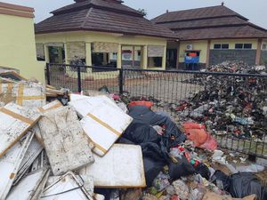 Kantor Penuh Sampah, Camat-Lurah di Serang Minta Bantuan Polisi Kantor Penuh Sampah, Camat-Lurah di Serang Minta Bantuan Polisi
