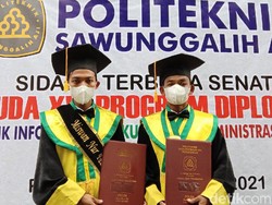 So Sweet! Bapak dan Anak di Purworejo Wisuda Bareng Hari Ini