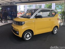 Mobil Listrik Murah Meriah Wuling Nongol di Jakarta
