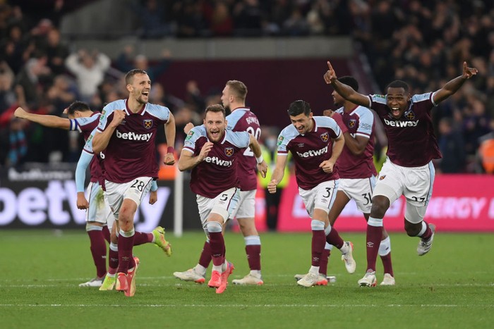 LONDON, ENGLAND - OCTOBER 27: Tomas Soucek, Vladimir Coufal, Aaron Cresswell and Issa Diop celebrate after Said Benrahma of West Ham United (not pictured) scored the winning penalty in te shootout during the Carabao Cup Round of 16 match between West Ham United and Manchester City at London Stadium on October 27, 2021 in London, England. (Photo by Mike Hewitt/Getty Images)