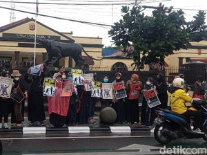 Soroti Kasus Oknum Polisi, Emak-emak di Bandung Gelar Aksi Damai