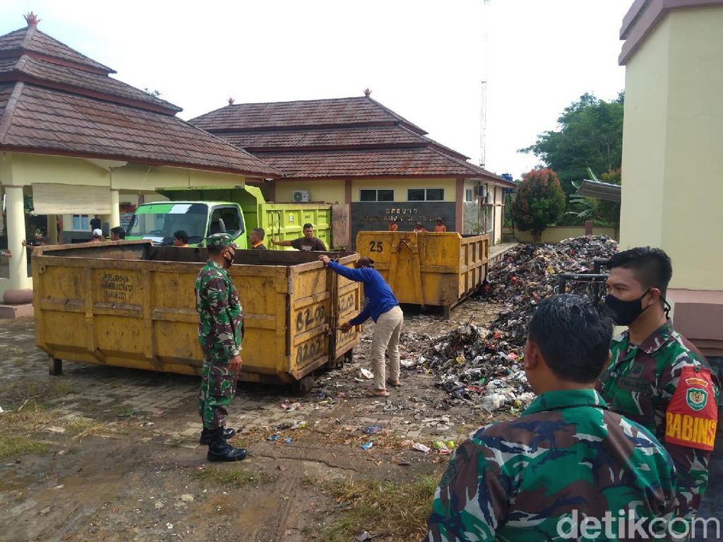 Petugas Masih Angkut Sampah Tangsel di Kelurahan-Kecamatan Area Serang
