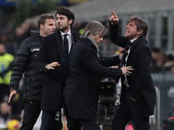 Tapi teriakan Conte tak cuma mengarah ke pemain. Wasit Gianpaolo Calvarese, contohnya, yang ia teriaki dalam momen ini. (Foto: Getty Images/Emilio Andreoli)