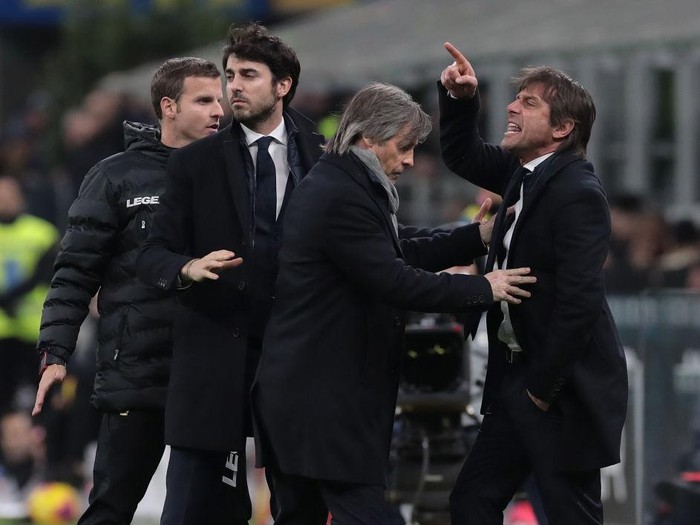 MILAN, ITALY - FEBRUARY 12:  FC Internazionale coach Antonio Conte shouts against the referee Gianpaolo Calvarese during the Coppa Italia Semi Final match between FC Internazionale and SSC Napoli at Stadio Giuseppe Meazza on February 12, 2020 in Milan, Italy.  (Photo by Emilio Andreoli/Getty Images)