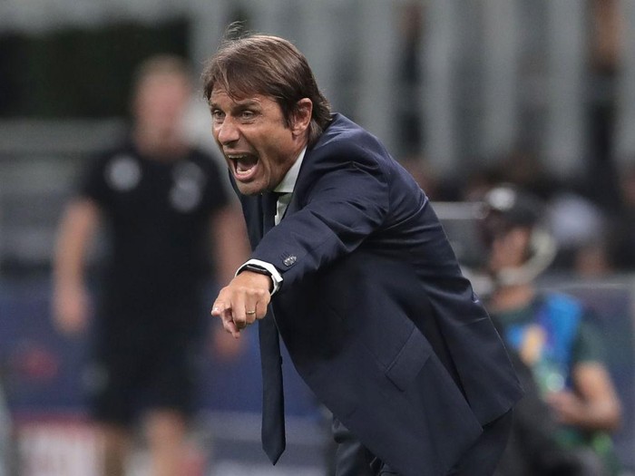 MILAN, ITALY - SEPTEMBER 17:  FC Internazionale coach Antonio Conte shouts to his players during the UEFA Champions League group F match between FC Internazionale and Slavia Praha at Giuseppe Meazza Stadium on September 17, 2019 in Milan, Italy.  (Photo by Emilio Andreoli/Getty Images)