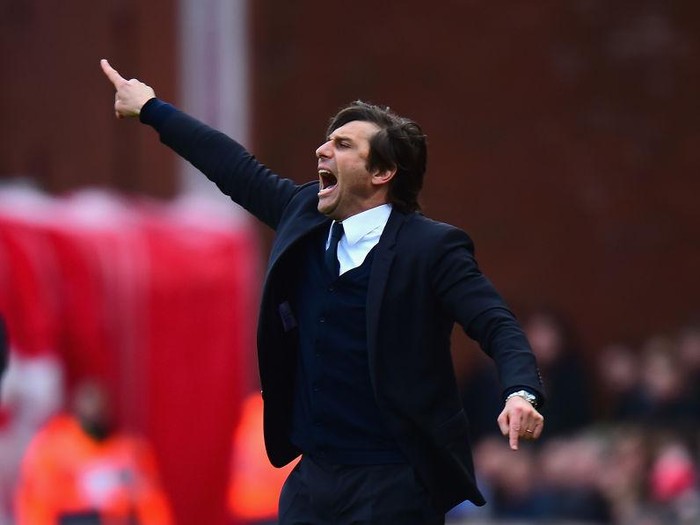 STOKE ON TRENT, ENGLAND - MARCH 18:  Antonio Conte, Manager of  Chelsea shouts his instructions from the touch line during the Premier League match between Stoke City and Chelsea at Bet365 Stadium on March 18, 2017 in Stoke on Trent, England.  (Photo by Tony Marshall/Getty Images)