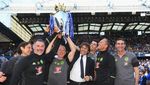 Foto: Conte dan Trofinya di Inggris
