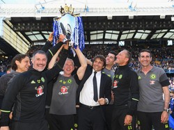 Conte foto bersama piala Premier League dan para stafnya. Foto: Getty Images/Michael Regan