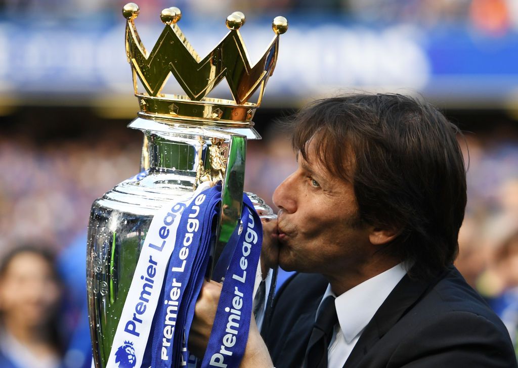 LONDON, ENGLAND - MAY 21:  Antonio Conte, Manager of Chelsea kisses the Premier League Trophy after the Premier League match between Chelsea and Sunderland at Stamford Bridge on May 21, 2017 in London, England.  (Photo by Shaun Botterill/Getty Images)