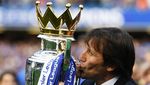 Foto: Conte dan Trofinya di Inggris