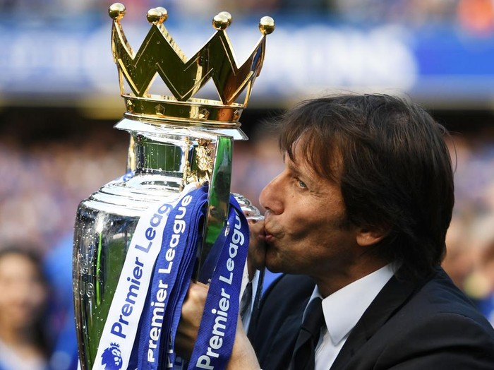 LONDON, ENGLAND - MAY 21:  Antonio Conte, Manager of Chelsea kisses the Premier League Trophy after the Premier League match between Chelsea and Sunderland at Stamford Bridge on May 21, 2017 in London, England.  (Photo by Shaun Botterill/Getty Images)