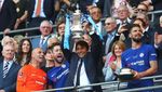 Foto: Conte dan Trofinya di Inggris
