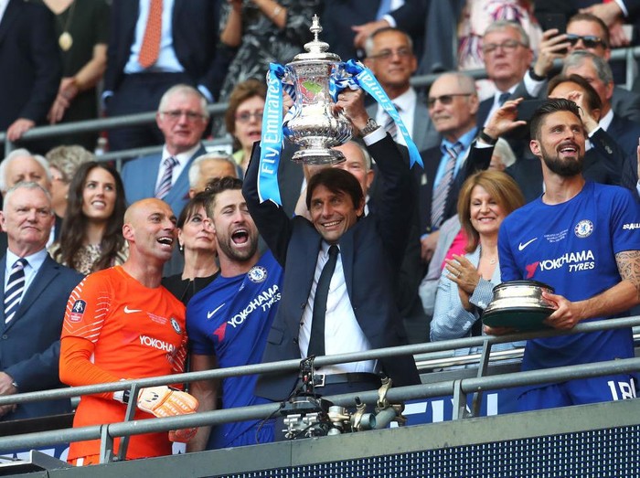 LONDON, ENGLAND - MAY 19:  Antonio Conte, Manager of Chelsea lifts the Emirates FA Cup Trophy following his sides victory in The Emirates FA Cup Final between Chelsea and Manchester United at Wembley Stadium on May 19, 2018 in London, England.  (Photo by Catherine Ivill/Getty Images)