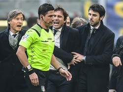 Tak cuma dari jauh, Conte pun tak sungkan meneriaki pengadil lapangan dari dekat. Seperti yang ia lakukan ke wasit Gianluca Manganiello. (Foto: AFP/MIGUEL MEDINA)