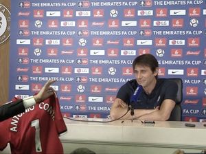 Video Momen Conte Tolak Jersey MU