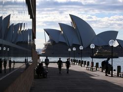 Pasien COVID Banjiri RS, Warga Australia Diserukan WFH
