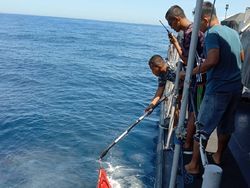 TNI AL Cari Korban KM Liberty 1 di Laut Bali, Temukan Barang-Tumpahan Minyak