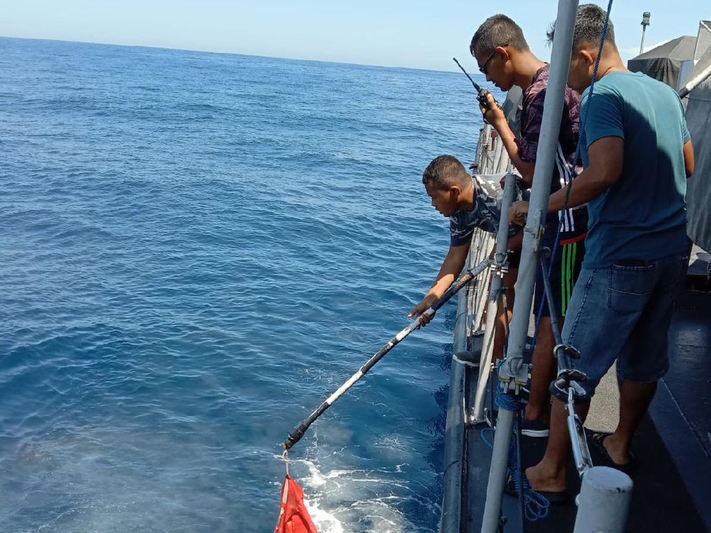 TNI AL Cari Korban KM Liberty 1 di Laut Bali, Temukan Barang-Tumpahan Minyak