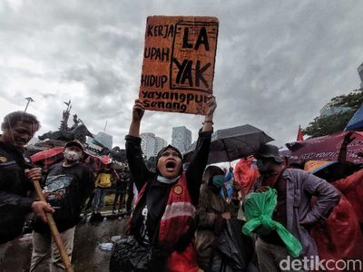Semangat Buruh Beraksi Kritik Jokowi di Bawah Rintik Hujan