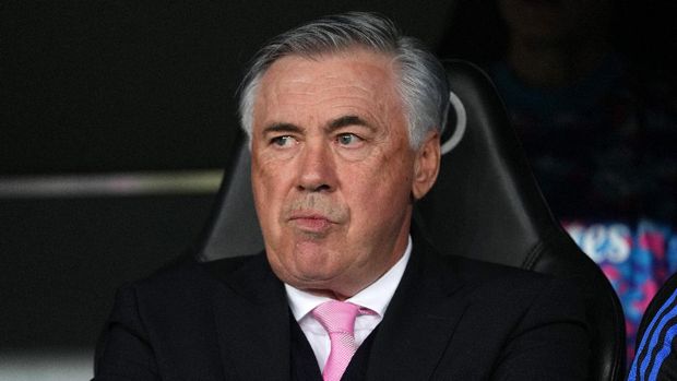 MADRID, SPAIN - OCTOBER 27:  Real Madrid coach Carlo Ancelotti during the LaLiga Santander match between Real Madrid CF and CA Osasuna at Estadio Santiago Bernabeu on October 27, 2021 in Madrid, Spain. (Photo by Angel Martinez/Getty Images)