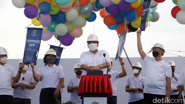 CT Lakukan Topping Off The Trans Icon Surabaya