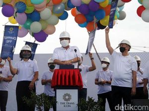 CT Lakukan Topping Off The Trans Icon Surabaya