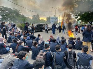 Demo Mahasiswa di DPRD Sulsel, Lalin Jalan Urip Sumoharjo Macet