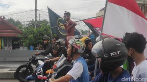 Potret Demo di Makassar, Mahasiswa Bakar Ban-Siswa Konvoi