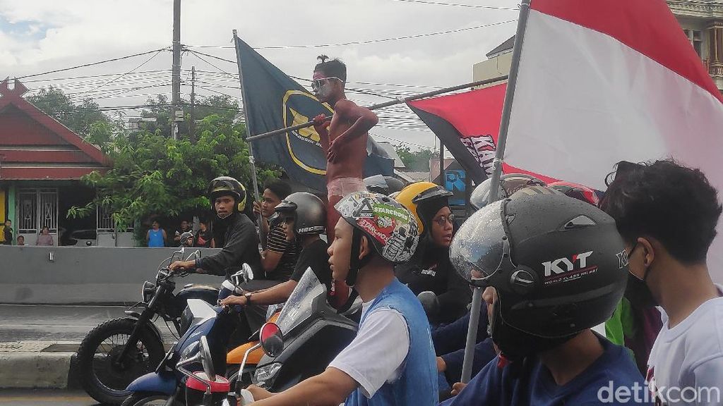 Potret Demo di Makassar, Mahasiswa Bakar Ban-Siswa Konvoi Potret Demo di Makassar, Mahasiswa Bakar Ban-Siswa Konvoi