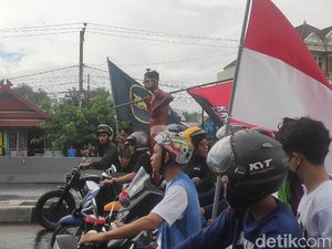 Potret Demo di Makassar, Mahasiswa Bakar Ban-Siswa Konvoi