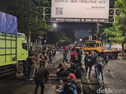 Mahasiswa di Makassar Demo hingga Malam, Sandera 5 Truk-Tutup Jalan
