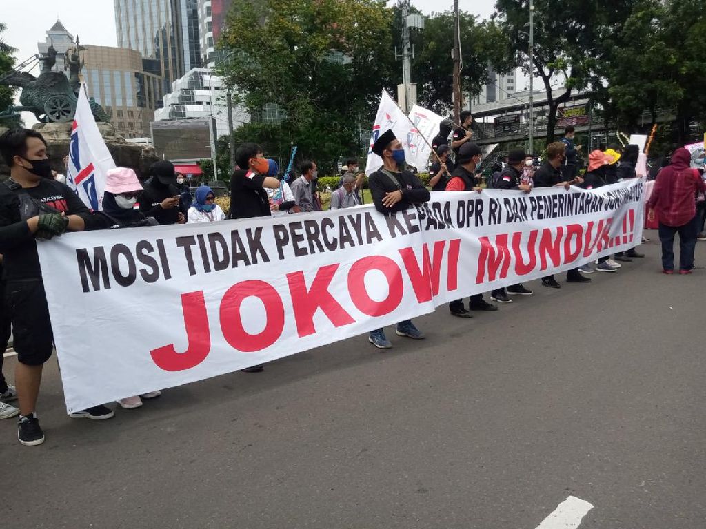 Massa Aksi Sumpah Pemuda Bentangkan Spanduk Jokowi Mundur!